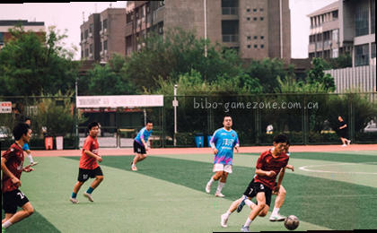 赛场上选手们飞速过弯扬起沙尘 紧握方向盘目光坚毅直奔终点